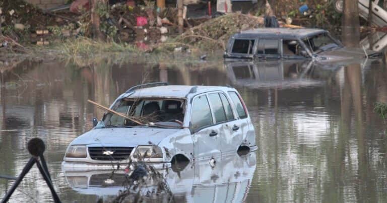 Catastróficas inundaciones en México: gente subida a los techos, autos a la deriva y más de 35 muertos