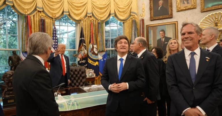 La maqueta de la Casa Blanca, las miniaturas de aviones y el asombro de los funcionarios: las fotos de la visita guiada que le dio Trump a Milei por el Salón Oval