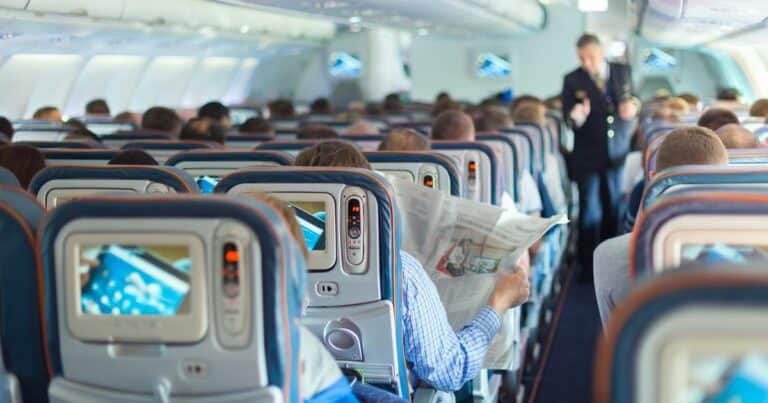 Prohibido levantarse del asiento antes de que frene el avión: un país multa a los pasajeros que lo hagan