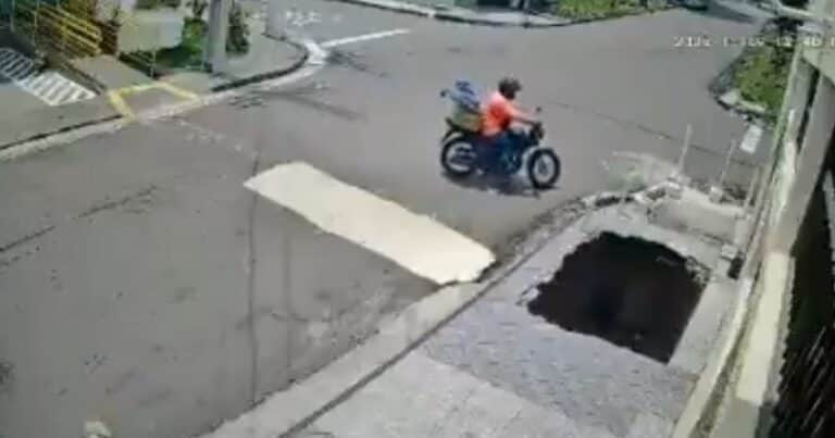 El dramático momento en que se abre un socavón en una vereda y se traga a un hombre