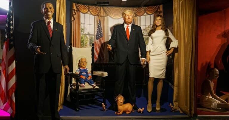 Un artista chileno irrumpió en el Museo de Cera de Madrid y puso un muñeco de Milei como perro faldero de Trump