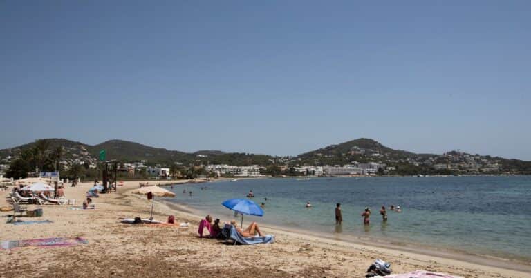 Hallazgo de terror: un turista encontró un pie humano en una famosa playa de Ibiza y abren una investigación