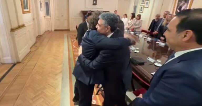 De ignorarlo a fundirse en un abrazo: el cálido saludo de Javier Milei a Jorge Macri