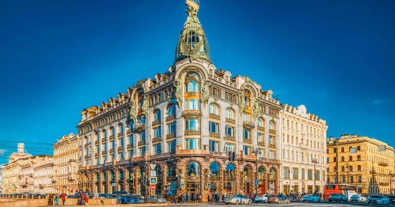 Un edificio icónico, dos guerras y acusaciones de espionaje: la historia detrás de la librería más popular de San Petersburgo