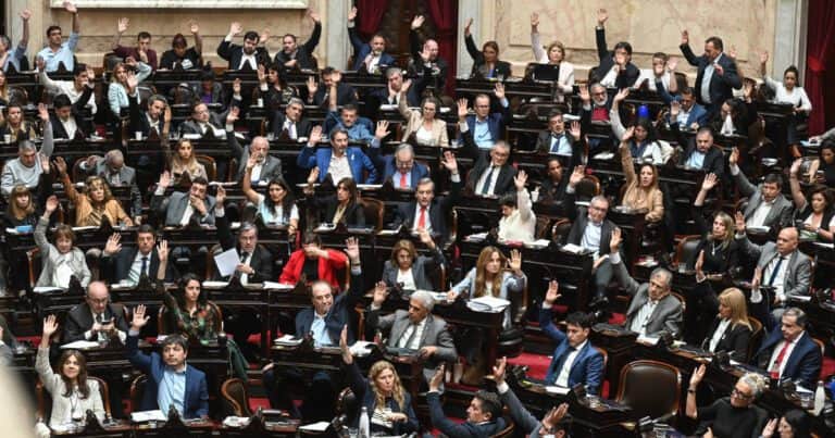 Javier Milei y sus medidas, EN VIVO: la oposición busca darle otro golpe al Gobierno en Diputados y limitar el uso de los DNU