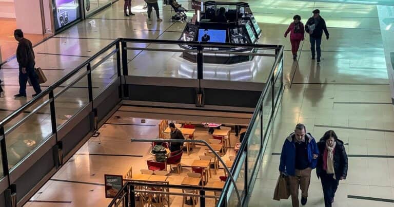 La economía tuvo otro trimestre de caída y habría entrado oficialmente en recesión