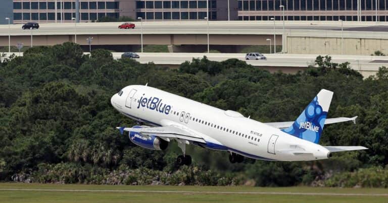 Un avión de JetBlue aterrizó de emergencia en Florida por un problema en pleno vuelo: hay heridos