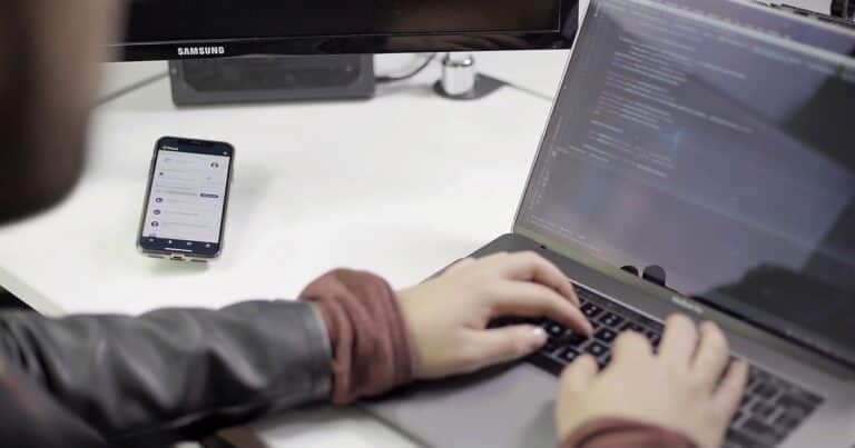 Vibe coding: la nueva técnica de programación que recomienda el jefe de IA de Meta y es más fácil de aprender