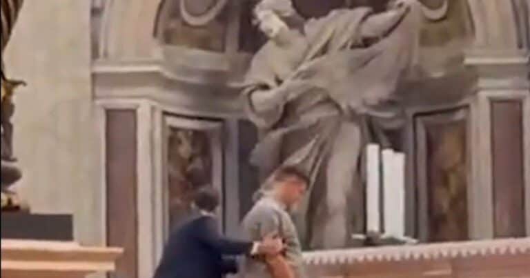 Repudiable: una persona orinó el altar mayor de la basílica de San Pedro