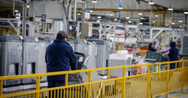 Por la baja de aranceles a las importaciones y el menor consumo, Electrolux suspendió a más de 400 empleados de su fábrica