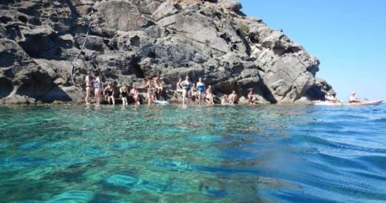 Pasó 14 días en una isla exclusiva de mujeres y contó todo lo que vio: «Rito de iniciación y tensión sexual»
