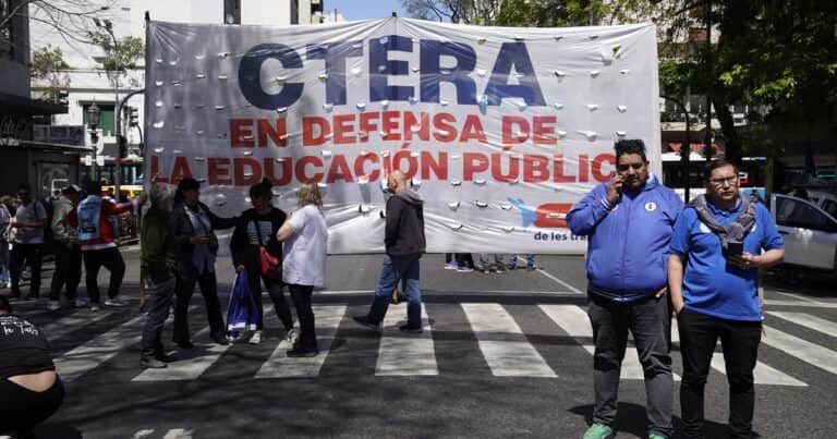 Los gremios docentes convocaron a un paro nacional y a una marcha para el próximo martes