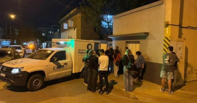 Córdoba: una mujer murió tras ser apuñalada 34 veces e imputaron a su hijo por el crimen