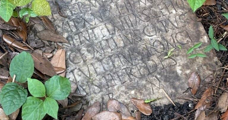 Limpiaban el jardín de su casa y encontraron una lápida romana de 1900 años de antigüedad