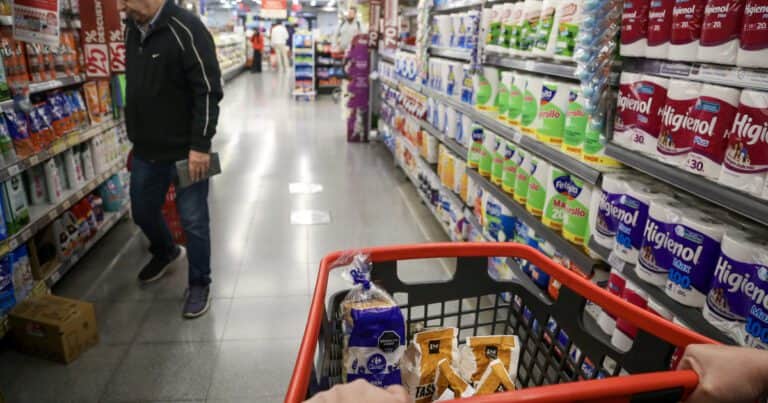 Inflación: las proyecciones para los últimos 3 meses del año anticipan una aceleración con foco en el dólar