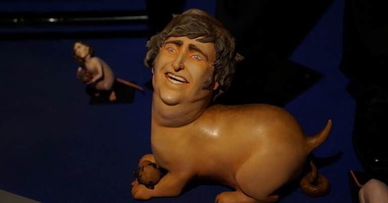El artista que puso un perro de juguete con cabeza de Milei a los pies de Trump en un museo de Madrid: «Fue sencillo»