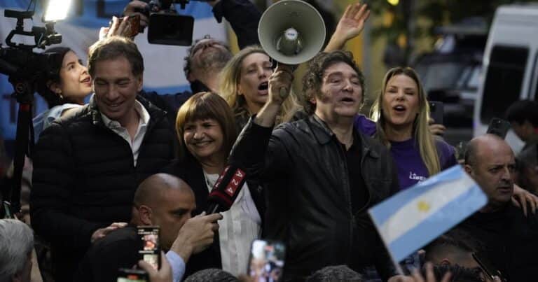 Milei retomó la campaña, planteó que se está en un momento bisagra y habló de «la barbarie comunista de los Kirchner»