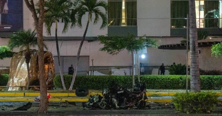 Explotó un vehículo en el exterior de un centro comercial de Ecuador: un taxista muerto, heridos y daños en edificios
