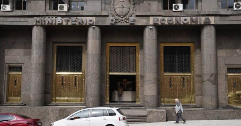 Para contener al dólar, el Gobierno vendió casi la mitad de las divisas que compró con la «mega liquidación» del agro