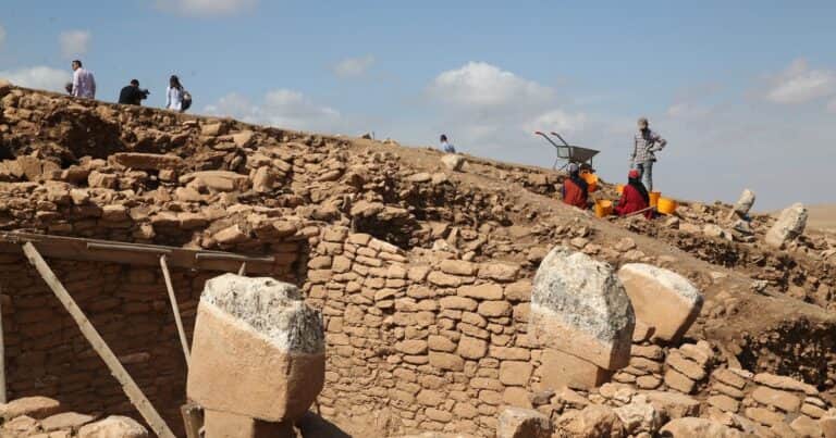 Descubrieron un pilar con un rostro humano tallado hace 12.000 años