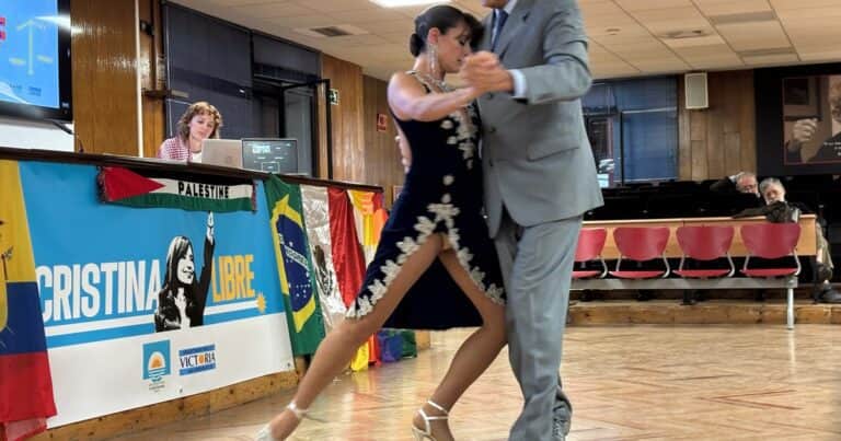 Con tango y audios de Cristina, Parrilli, Dalbón, Ignacio Copani y agrupaciones K conmemoraron el 17 de octubre en Madrid