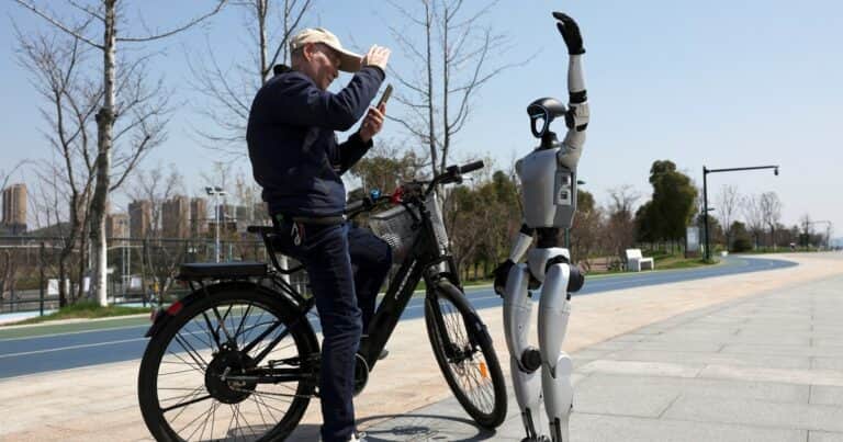 Un supermercado lanzó a la venta el primer robot humanoide con precios mucho más bajo de lo que se preveía