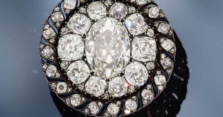 Subasta récord: un broche que Napoleón perdió en Waterloo se vendió en más de 4 millones de dólares