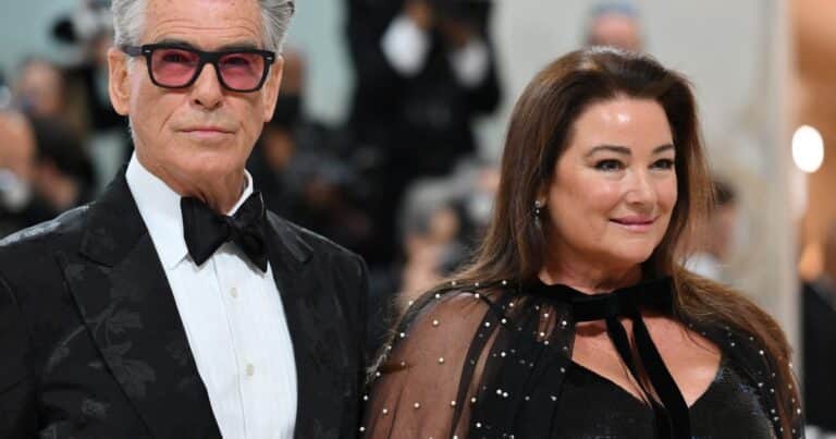 De la atracción instantánea a la mutación del dolor: el amor larga duración de Pierce Brosnan y Keely Shaye