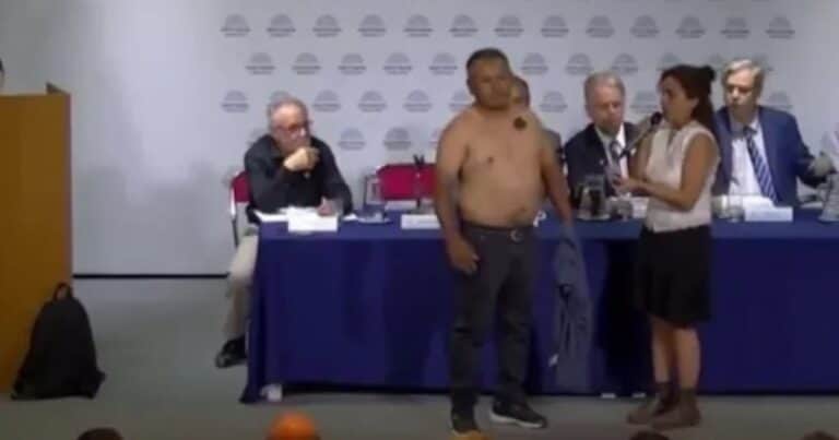 Insólita exposición antivacunas en el Congreso: un hombre en cuero pretendió ser prueba de consecuencias magnéticas