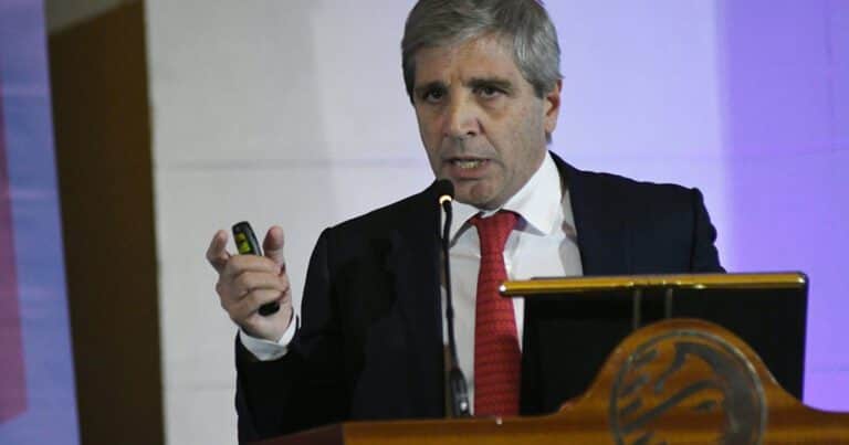 Caputo le dijo a empresas británicas que el 2026 será «espectacular», pero que no esperen un dólar alto
