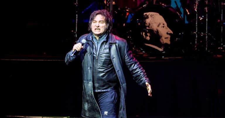 Javier Milei celebró una presunta invitación de AC/DC a cantar en River, pero era fake