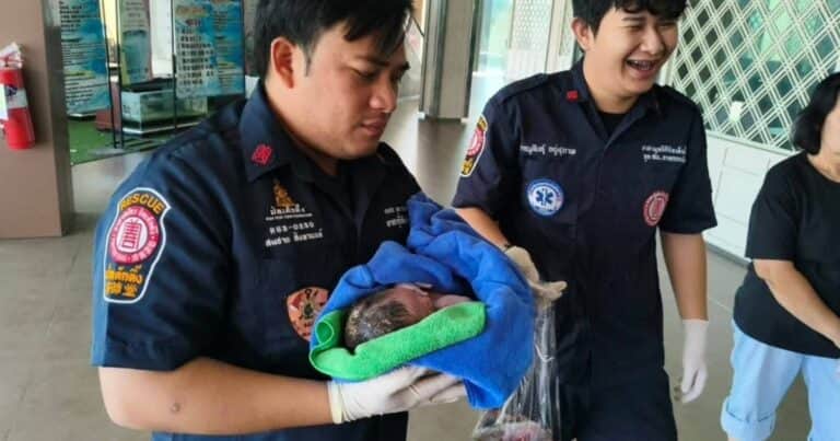 Una empleada de limpieza encontró a una bebé en un baño: estaba dentro del depósito de agua