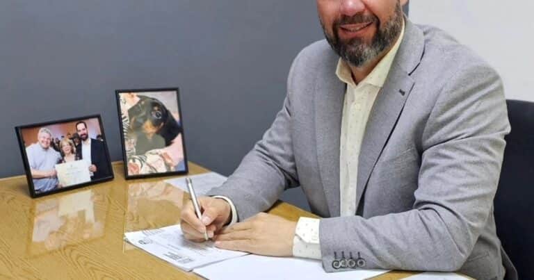 Mendoza: sorprendieron a un concejal manejando un BMW sin patente, con exceso de alcohol en sangre y una copa de vino en la mano