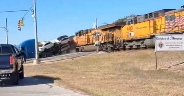 Un tren embistió a toda velocidad un camión cargado de automóviles