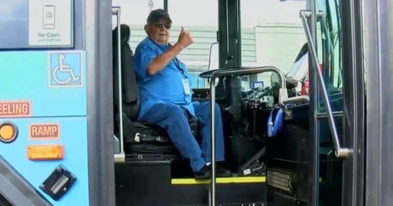 Chofer inoxidable: a los 95 años sigue manejando colectivos
