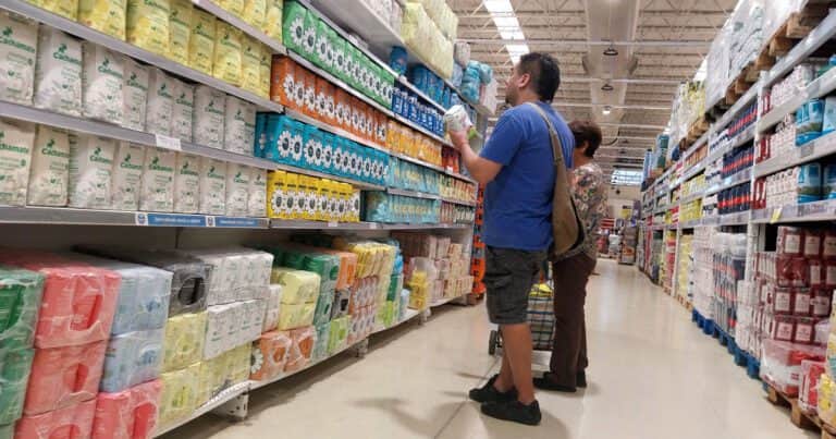 ¿Se da vuelta el consumo?: el índice de confianza sube 8,8% en noviembre, el valor más alto en un año