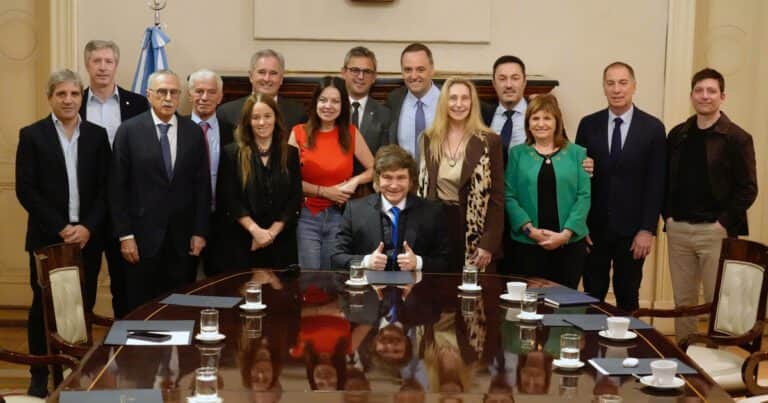 Milei reunió al gabinete y volvió a sentar a Caputo en la mesa política: siguen las dudas en Interior y en cargos clave