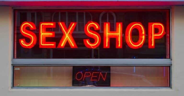 Un hombre murió en un sex shop mientras miraba una película dentro de una sala privada