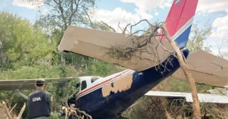Se estrelló una avioneta narco con matrícula de Bolivia en un campo de Salta: llevaba 130 kilos de cocaína
