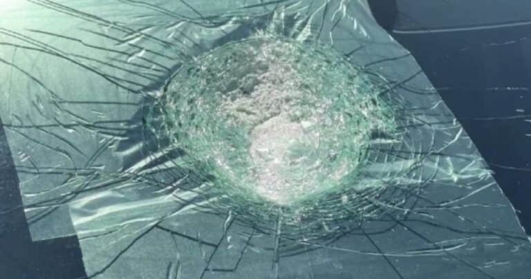Un objeto misterioso cayó del espacio e impactó contra el parabrisas de un Tesla
