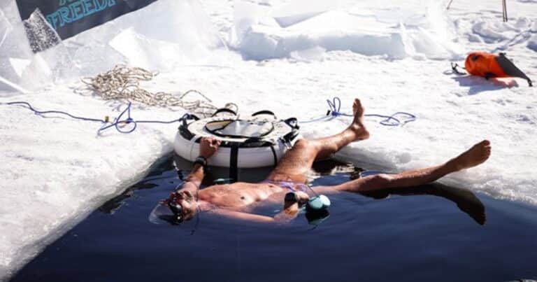 La proeza de un hombre que se sumergió más de 50 metros en agua helada sin equipo de buceo para concientizar sobre el cambio climático