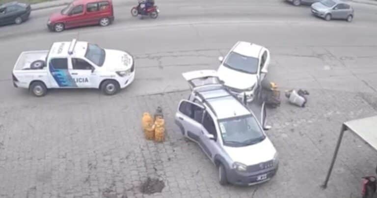Mar del Plata: robaron un auto, escaparon marcha atrás y atropellaron a dos hombres mientras la Policía les disparaba