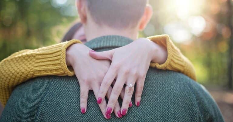 Dejó a su marido por un amigo de la infancia y la estafó por 89.000 dólares: «Mi peor error fue buscarlo en Facebook»