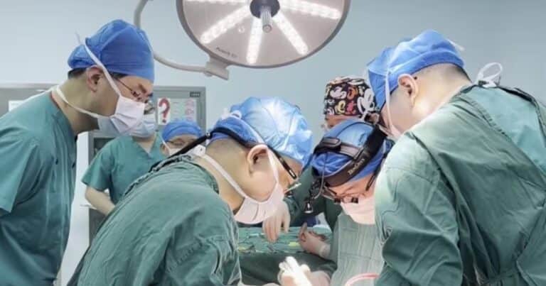 Un equipo de médicos operó un ojo a 4.000 kilómetros de distancia gracias a una cirugía robótica pionera