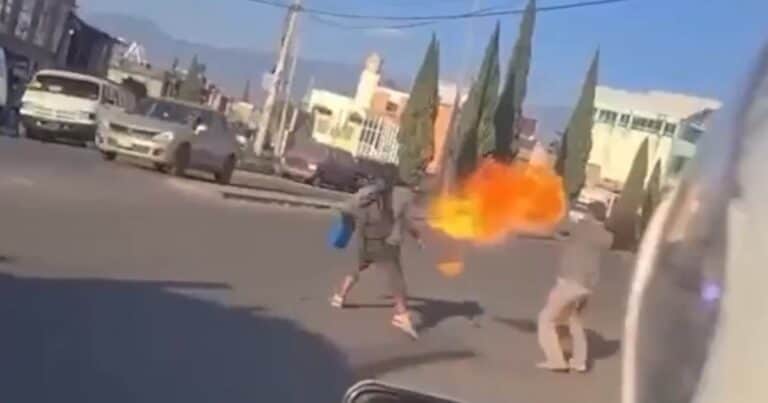 La increíble pelea en un semáforo entre un tragafuegos y un limpiador de parabrisas
