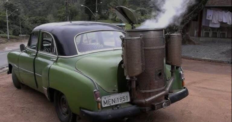 El increíble auto propulsado por leña que anda circulando desde 1977