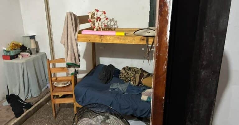 Así está hoy la casa del femicidio de Cecilia Strzyzowski: con nuevos inquilinos y en medio de un tironeo judicial