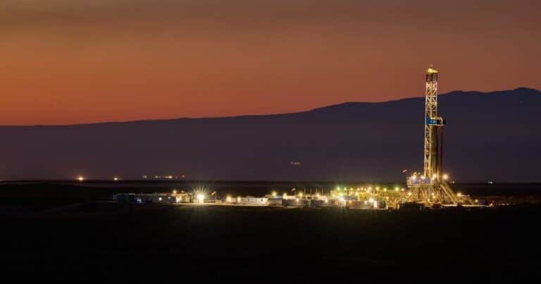 La producción de petróleo llegó a un récord y Vaca Muerta genera un alivio a la tensión con el dólar