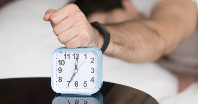 Cuál es el verdadero significado de usar muchas alarmas para despertar, según la psicología
