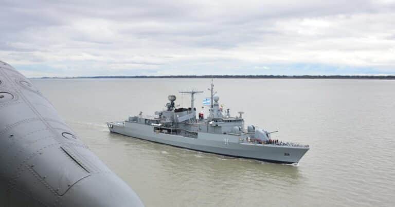 Ruidos en la Armada por el destructor que no se quedó en el Caribe con la flota «antinarco» estadounidense